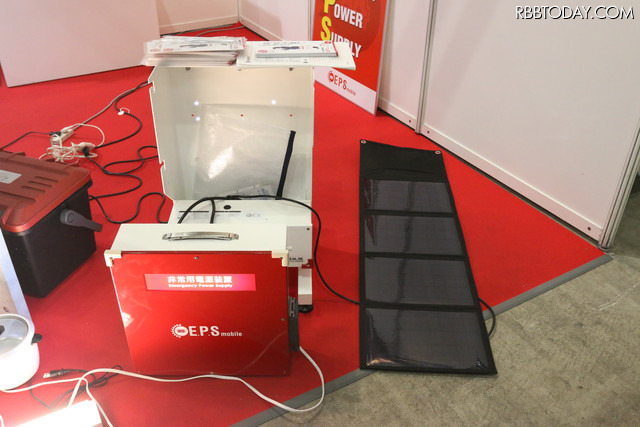 通常は壁掛け充電器に設置しておき、非常時に本体を取り外して使用する。本体重量は約11kgなので、女性でも持ち運びが可能だ(撮影:防犯システム取材班)