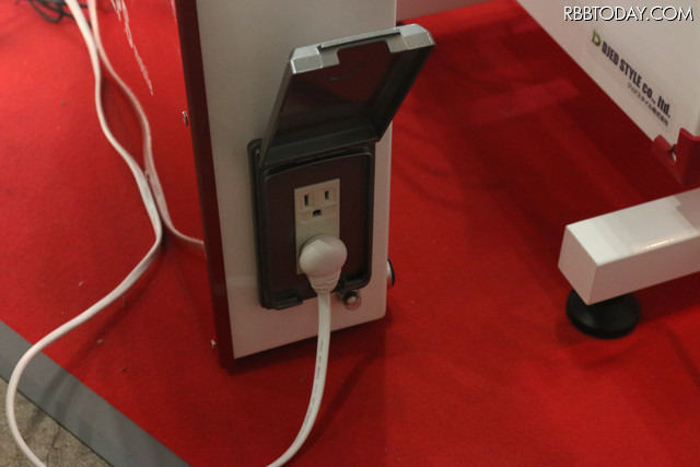 AC出力は定格300W、最大350W。スマホやタブレット等の充電だけでなく、電子レンジや電子ポット、小型冷蔵庫なども動作可能(撮影:防犯システム取材班)