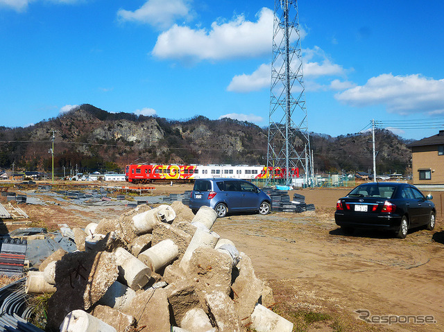 ジュピターショップチャンネルが報道公開した「トルトコミテ」撮影現場。群馬県富岡市南蛇井で群馬ブランドいちご「やよいひめ」を育てる岡野さんのビニールハウスにて