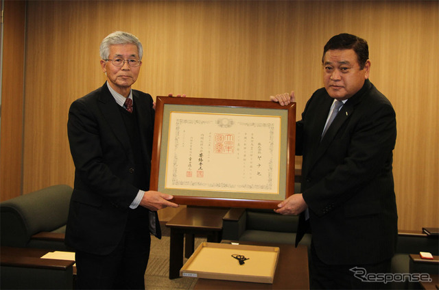 交通遺児育英会 石橋健一専務理事(左)とヤナセ 井出健義社長