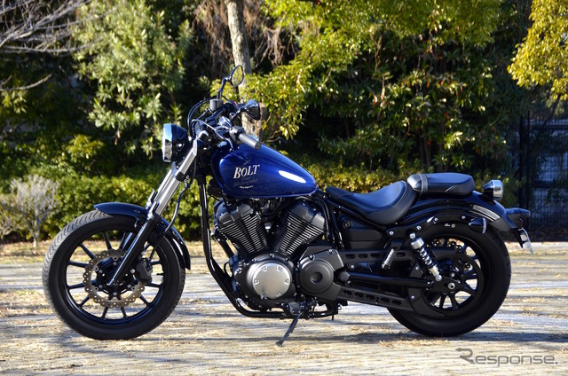 ヤマハ XVS950CU BOLT(ボルト)の新色、ダルパープリッシュブルーメタリック(ブルー)。