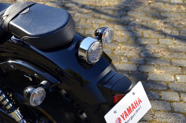 ヤマハ XVS950CU BOLT(ボルト)の新色、ダルパープリッシュブルーメタリック(ブルー)。