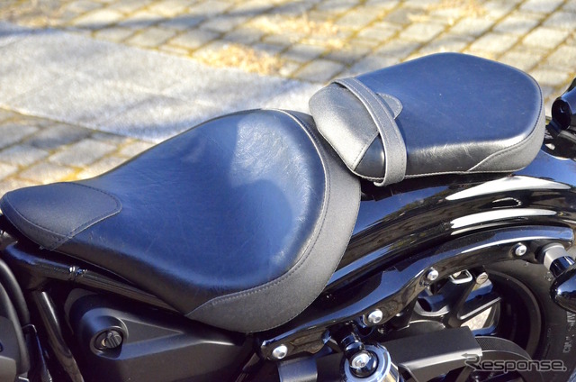ヤマハ XVS950CU BOLT(ボルト)の新色、ダルパープリッシュブルーメタリック(ブルー)。