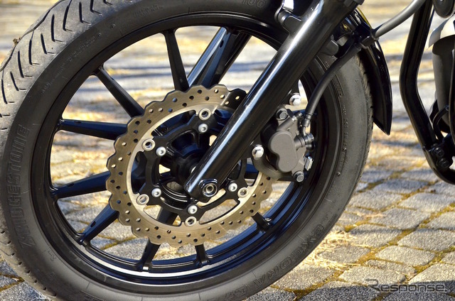 ヤマハ XVS950CU BOLT(ボルト)の新色、ダルパープリッシュブルーメタリック(ブルー)。