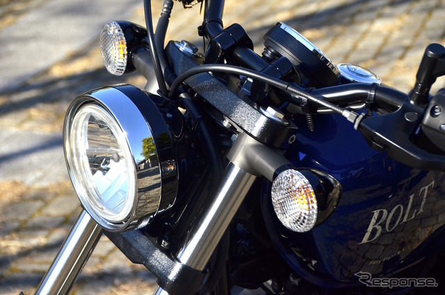 ヤマハ XVS950CU BOLT(ボルト)の新色、ダルパープリッシュブルーメタリック(ブルー)。
