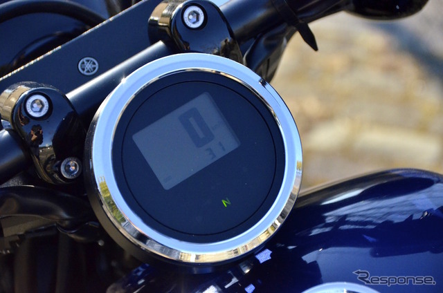 ヤマハ XVS950CU BOLT(ボルト)の新色、ダルパープリッシュブルーメタリック(ブルー)。
