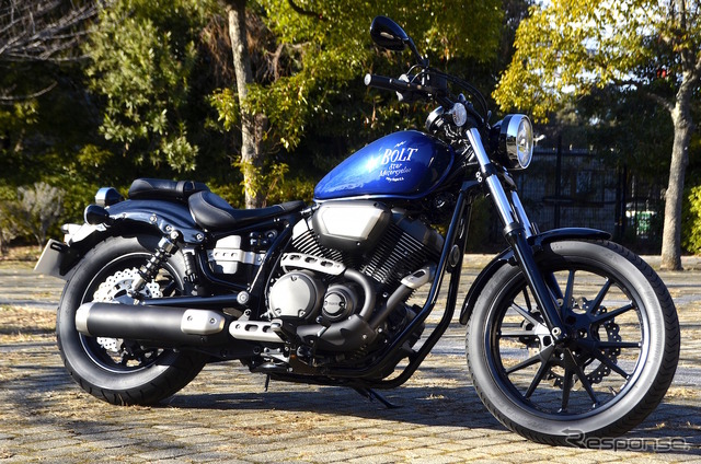 ヤマハ XVS950CU BOLT(ボルト)の新色、ダルパープリッシュブルーメタリック(ブルー)。