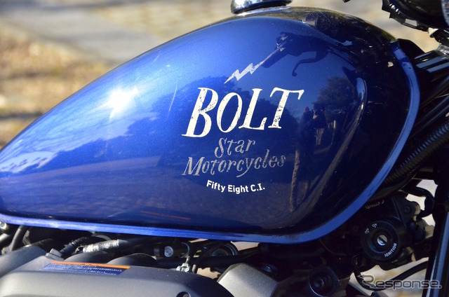 ヤマハ XVS950CU BOLT(ボルト)の新色、ダルパープリッシュブルーメタリック(ブルー)。