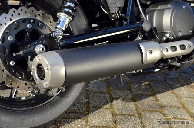 ヤマハ XVS950CU BOLT(ボルト)の新色、ダルパープリッシュブルーメタリック(ブルー)。