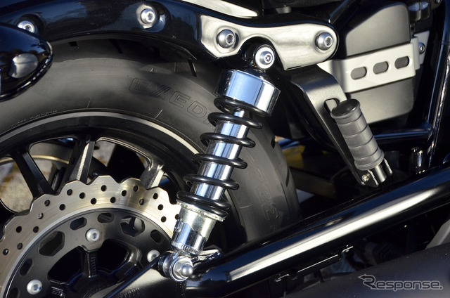 ヤマハ XVS950CU BOLT(ボルト)の新色、ダルパープリッシュブルーメタリック(ブルー)。