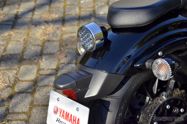 ヤマハ XVS950CU BOLT(ボルト)の新色、ダルパープリッシュブルーメタリック(ブルー)。