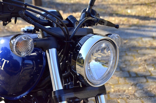 ヤマハ XVS950CU BOLT(ボルト)の新色、ダルパープリッシュブルーメタリック(ブルー)。