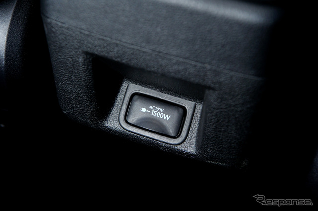 アウトランダーPHEVの100V/1500Wコンセント(後席)