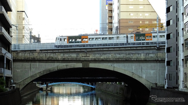 上野東京ラインで試運転中の185系、2014年夏ごろ（秋葉原付近）