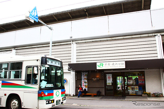 万座・鹿沢口駅に到着した軽井沢駅行き西武高原バス、2012年夏ごろ