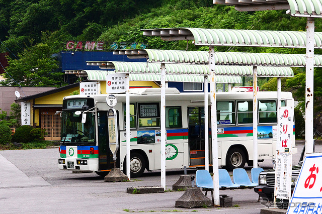 万座・鹿沢口駅に到着した軽井沢駅行き西武高原バス、2012年夏ごろ