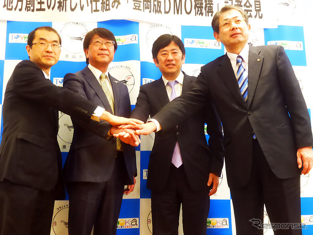 左から観光庁観光地域振興部長・加藤庸之氏、豊岡市長・中貝宗治氏、WILLER ALLIANCE代表取締役・村瀬茂高氏、全但バス代表取締役社長・桐山徹郎氏(一般社団法人組織「豊岡DMO」設立会見、2月19日)