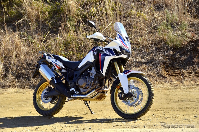 CRF1000L Africa Twin パールグレアホワイト（トリコロール）。前後タイヤはオフロード走行用に交換されている。