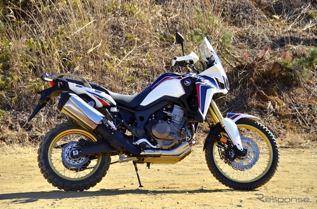 CRF1000L Africa Twin パールグレアホワイト（トリコロール）。前後タイヤはオフロード走行用に交換されている。