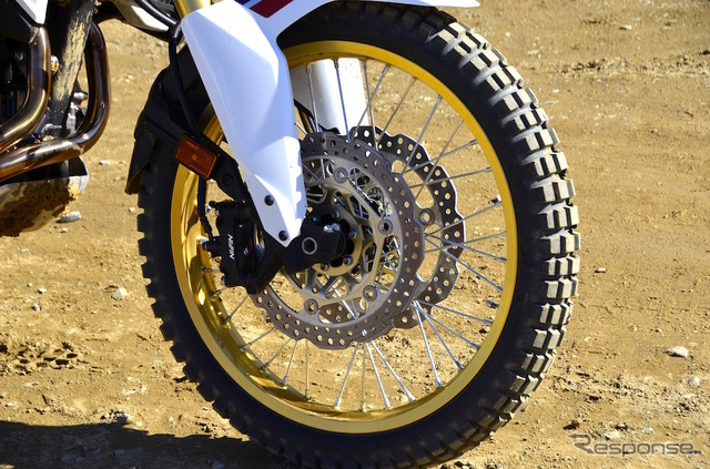 CRF1000L Africa Twin パールグレアホワイト(トリコロール)。前後タイヤはオフロード走行用に交換されている。