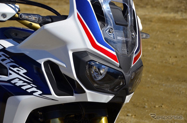 CRF1000L Africa Twin パールグレアホワイト（トリコロール）。前後タイヤはオフロード走行用に交換されている。