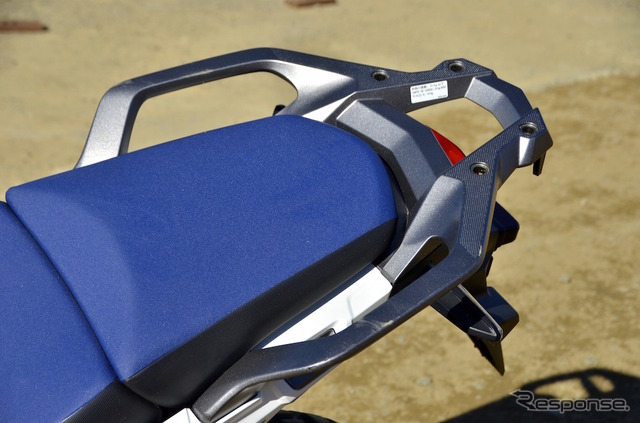 CRF1000L Africa Twin パールグレアホワイト(トリコロール)。前後タイヤはオフロード走行用に交換されている。