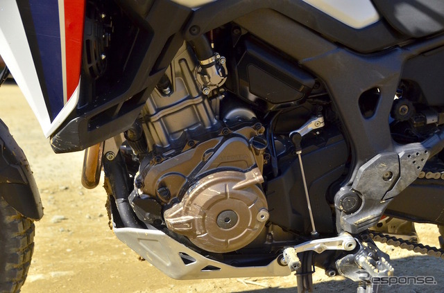 CRF1000L Africa Twin パールグレアホワイト（トリコロール）。前後タイヤはオフロード走行用に交換されている。