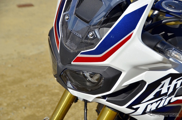 CRF1000L Africa Twin パールグレアホワイト（トリコロール）。前後タイヤはオフロード走行用に交換されている。