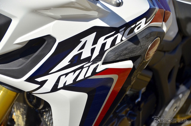 CRF1000L Africa Twin パールグレアホワイト（トリコロール）。前後タイヤはオフロード走行用に交換されている。