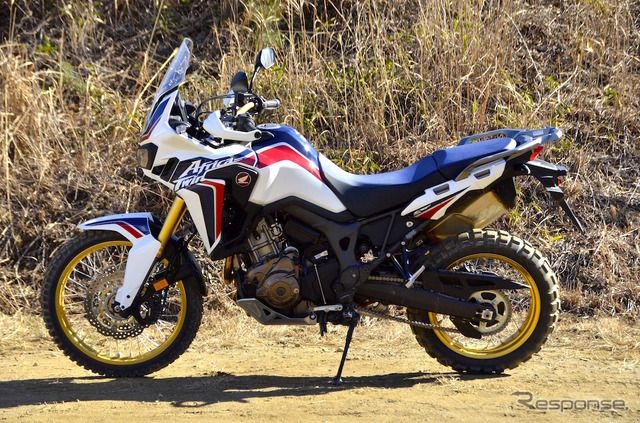 CRF1000L Africa Twin パールグレアホワイト（トリコロール）。前後タイヤはオフロード走行用に交換されている。