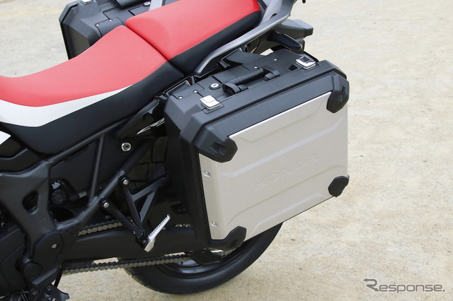 CRF1000L Africa Twinオプション装着車。