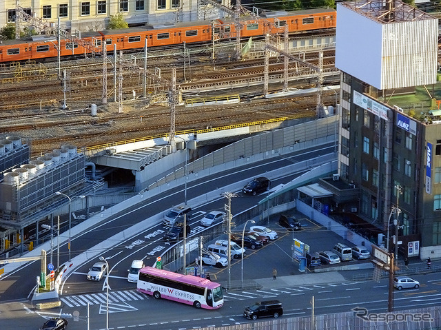 梅田スカイビル直下にあるウィラーエクスプレス専用ターミナルへ向かうピンクのバス