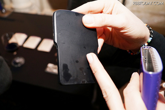 PowerCardをベースに差し込むと水素が発生する
