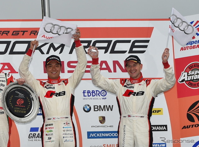 2015年SUPER GT開幕戦でGT300クラス3位となった時の藤井&ライアン。