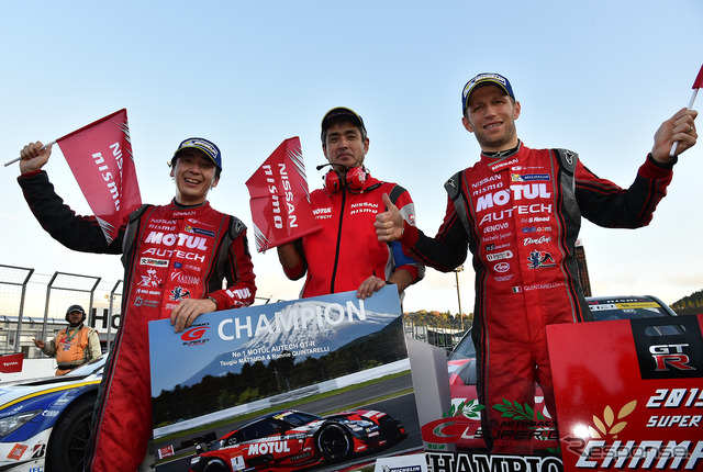 昨年のGT500チャンピオン、ニスモの(左から)松田次生、鈴木豊監督、クインタレッリ。