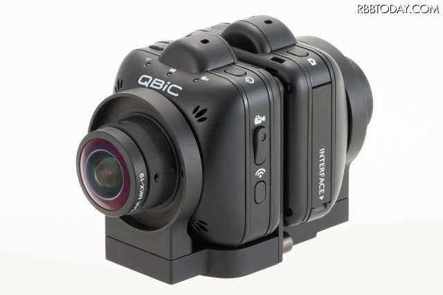 「QBiC CS-1 RIG KIT」は「QBiC CS-1」2台とリグのセット。画像は「iZugar MKX-19」装着時。2台で360度全天球パノラマ動画の撮影が可能だ(画像はプレスリリースより)