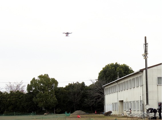 実験の様子（孤立地域へ向けて飛び立つ回転翼型無人航空機）