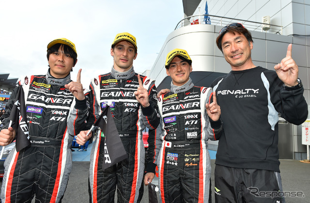 昨年のGAINERチームのGT-Rはクート(中央左)が主戦ドライバーで、それを富田(左端)や千代(中央右)が支えた。右端は田中哲也監督(今季は総監督)。
