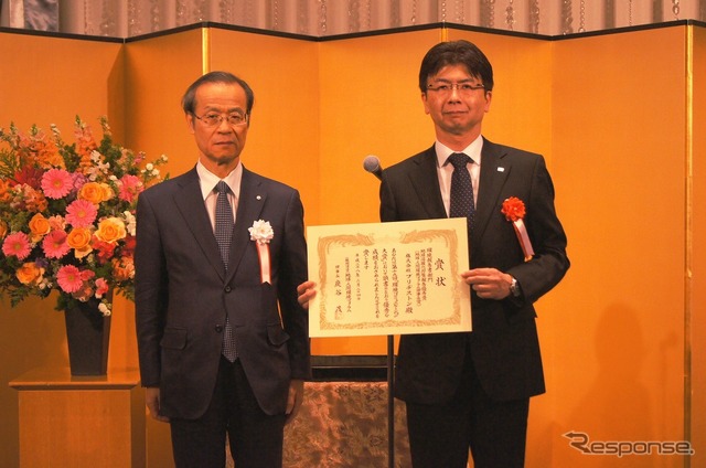 表彰式の様子、地球・人間環境フォーラム 炭谷茂理事長(左)とブリヂストン 森永啓詩 CSR・環境・品質経営企画本部長付フェロー