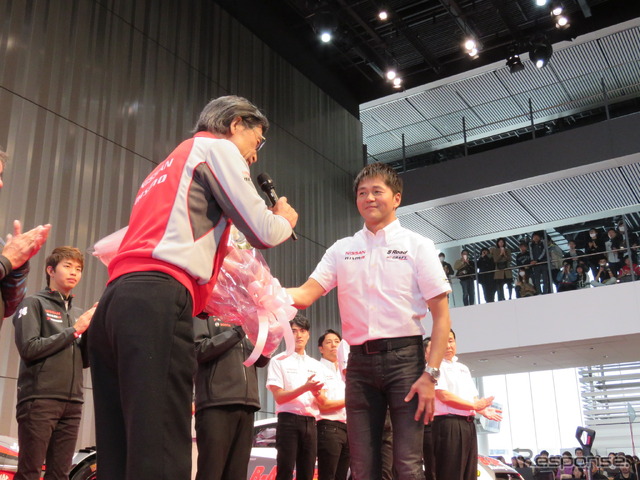本山哲選手から柿元氏に花束が贈呈された。