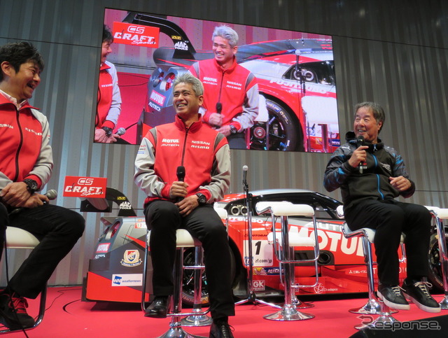 日産系チーム総監督の田中氏(左)や星野一義インパル監督(右)らとのトークセッションに臨んだ鈴木監督。