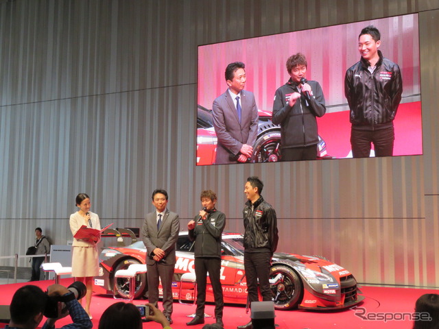 参戦の意義等について語る近藤監督(中央)。