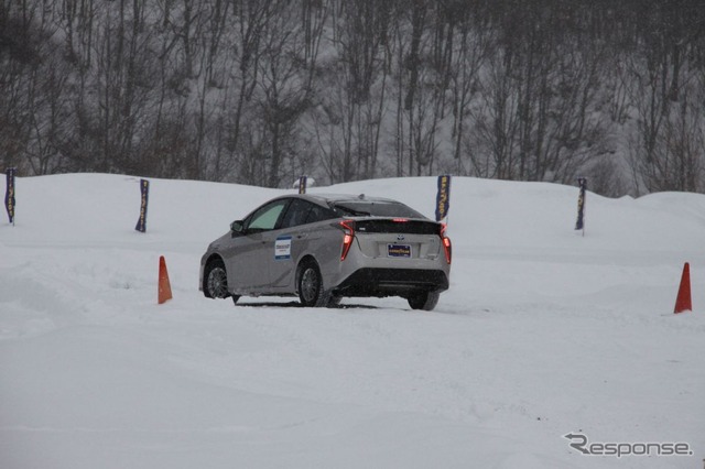 雪道でのブレーキングは慎重に