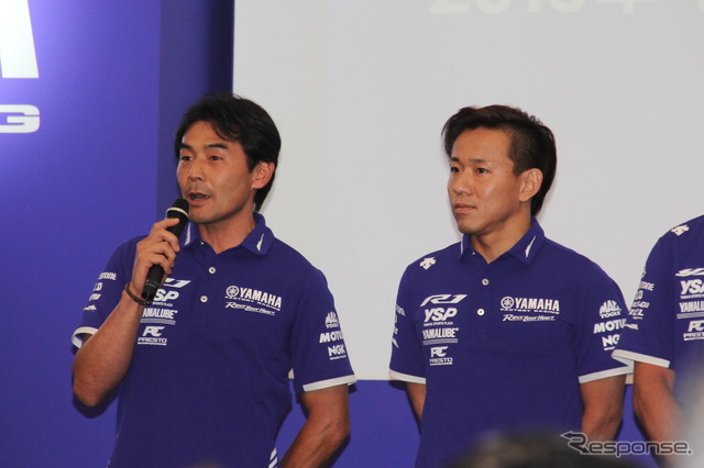 ファクトリーチームを率いる吉川和多留監督（左）