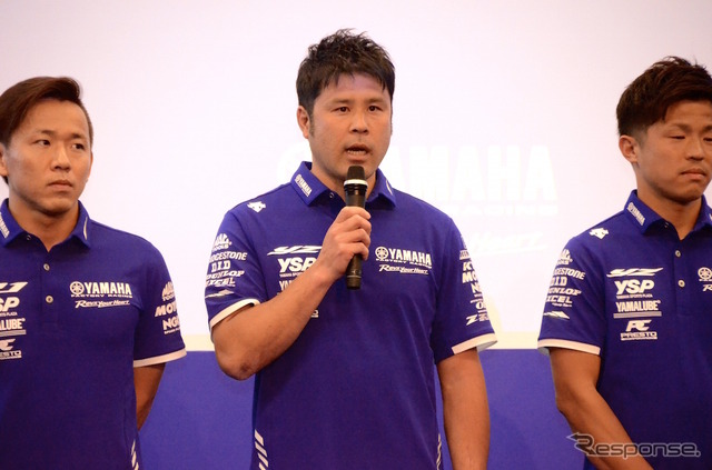YAMAHA FACTORY RACING TEAMを率いる田島 久監督(中央)。