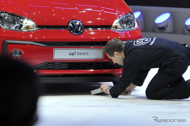 VWのカンファレンスでアクシデント、壇上に乱入者