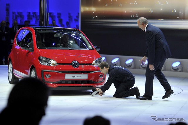 VWのカンファレンスでアクシデント、壇上に乱入者