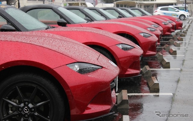 イベントが始まると生憎の雨。幌のロードスターは雨でもさまになる。