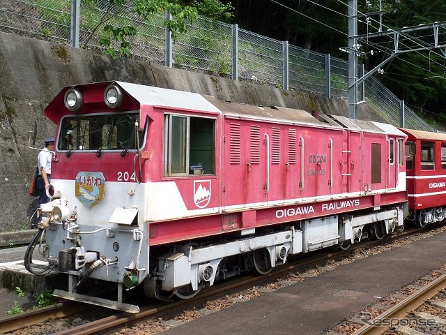 長島ダム駅で発車を待つ井川線の列車。現在は同駅を含む千頭～接岨峡温泉間のみ運行されている。