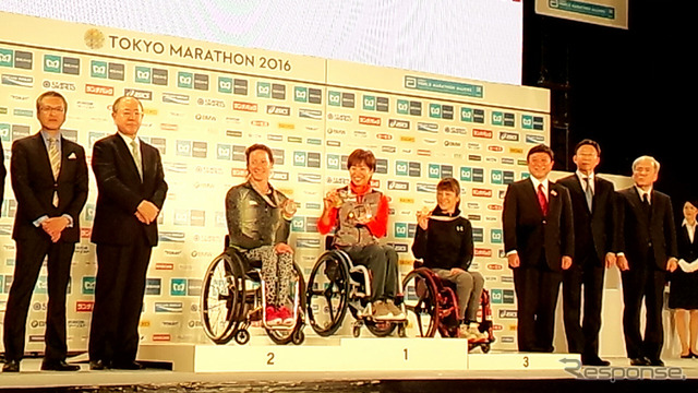東京マラソン2016表彰式（東京ビッグサイト、2月28日）